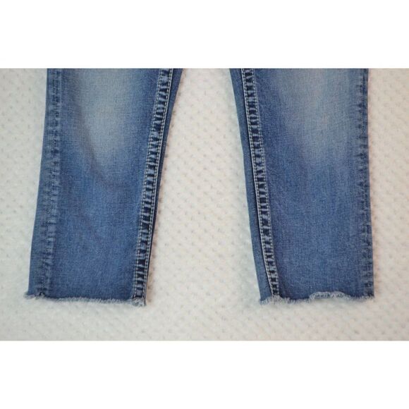 Vigoss Heritage Fit Women's 4 Medium Wash Distressed Denim Stretch Capris - Picture 3 of 16